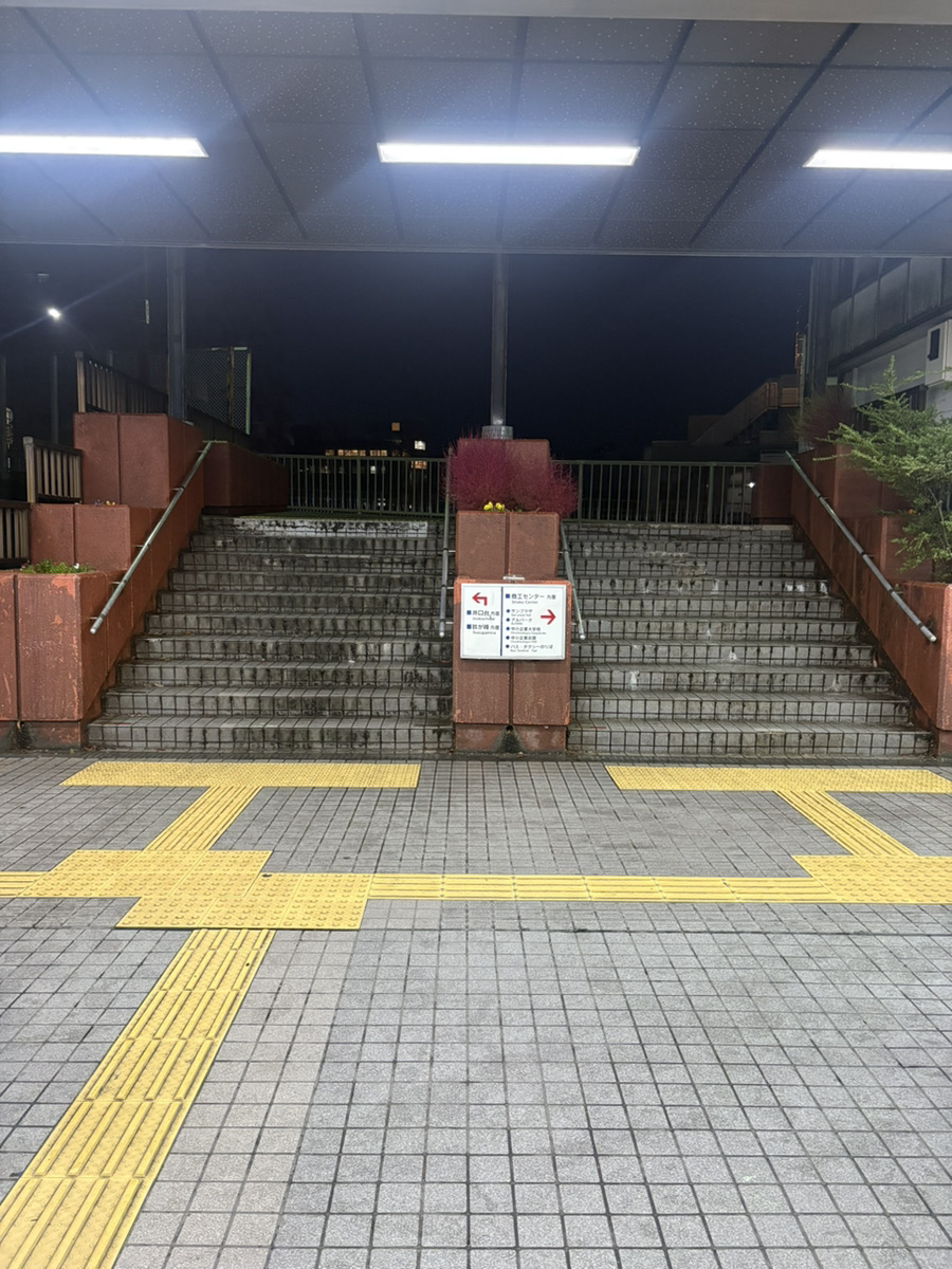 新井口駅改札口を出て右方向(商工センター方面へ)向かいます。