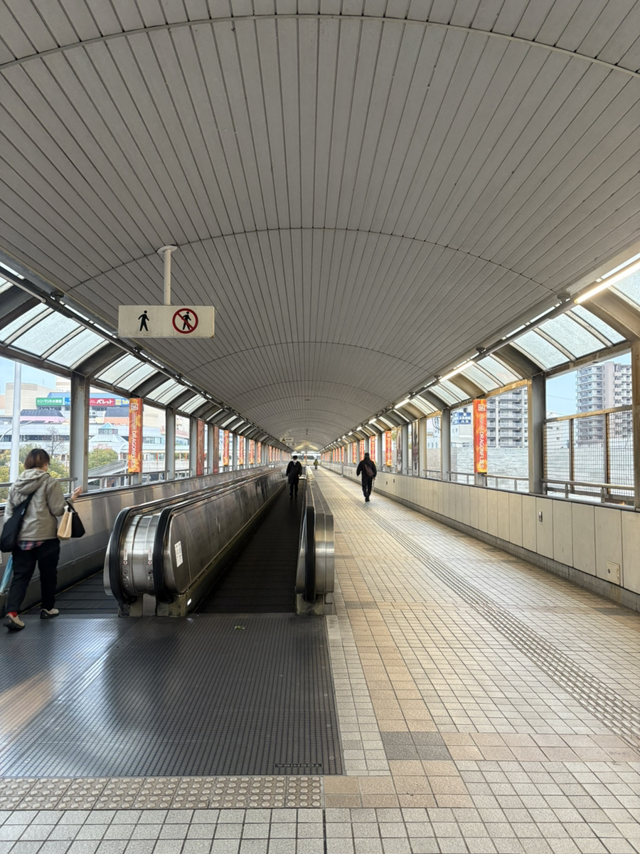 少し歩くと動く歩道が見えて来るのでそのまま真っ直ぐ進みます。