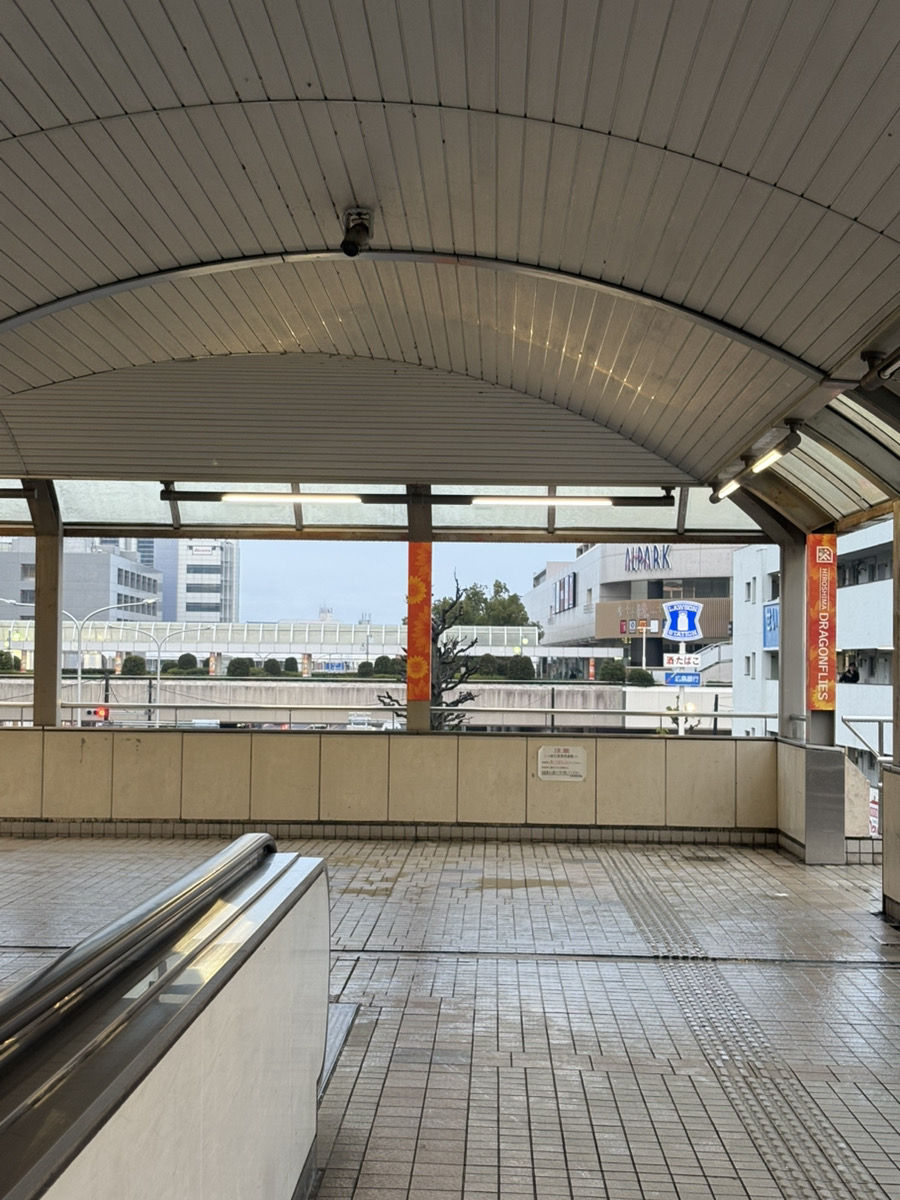 まっすぐ進み突き当たりを左へ曲がります。