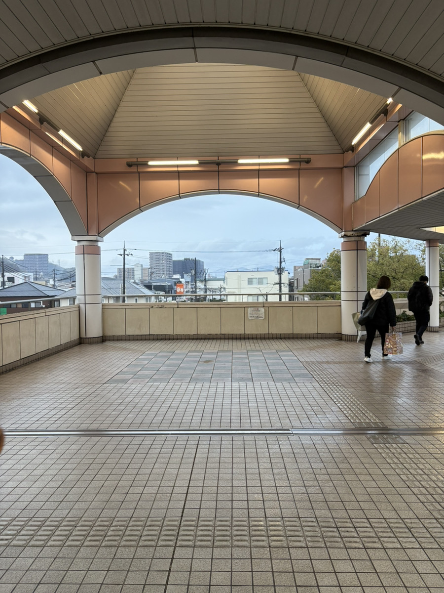 突き当たりを斜右へ進みます。