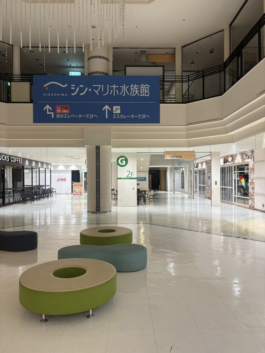 そのまま進みアルパーク東棟中央通りを左側へ向かいます。