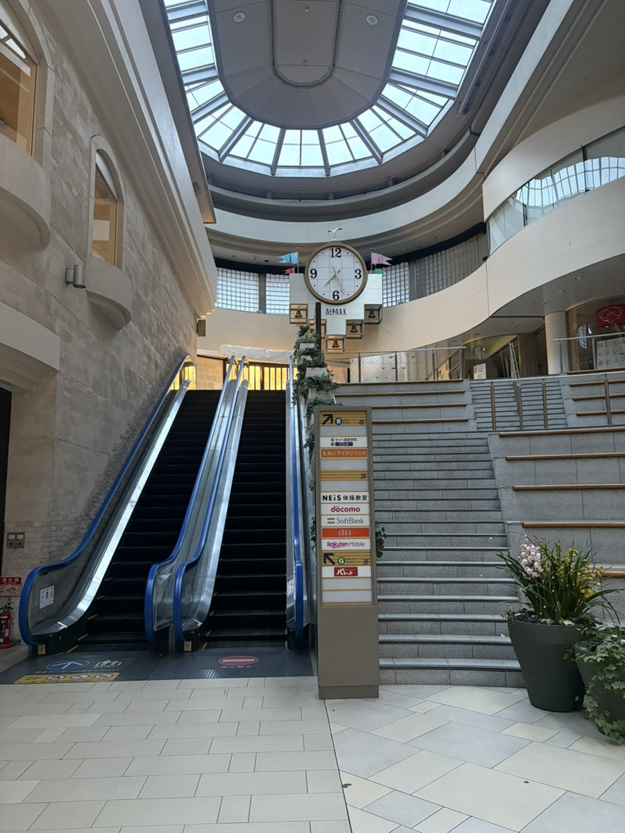 そのまままっすぐ進み大きな時計が見えて来ます。