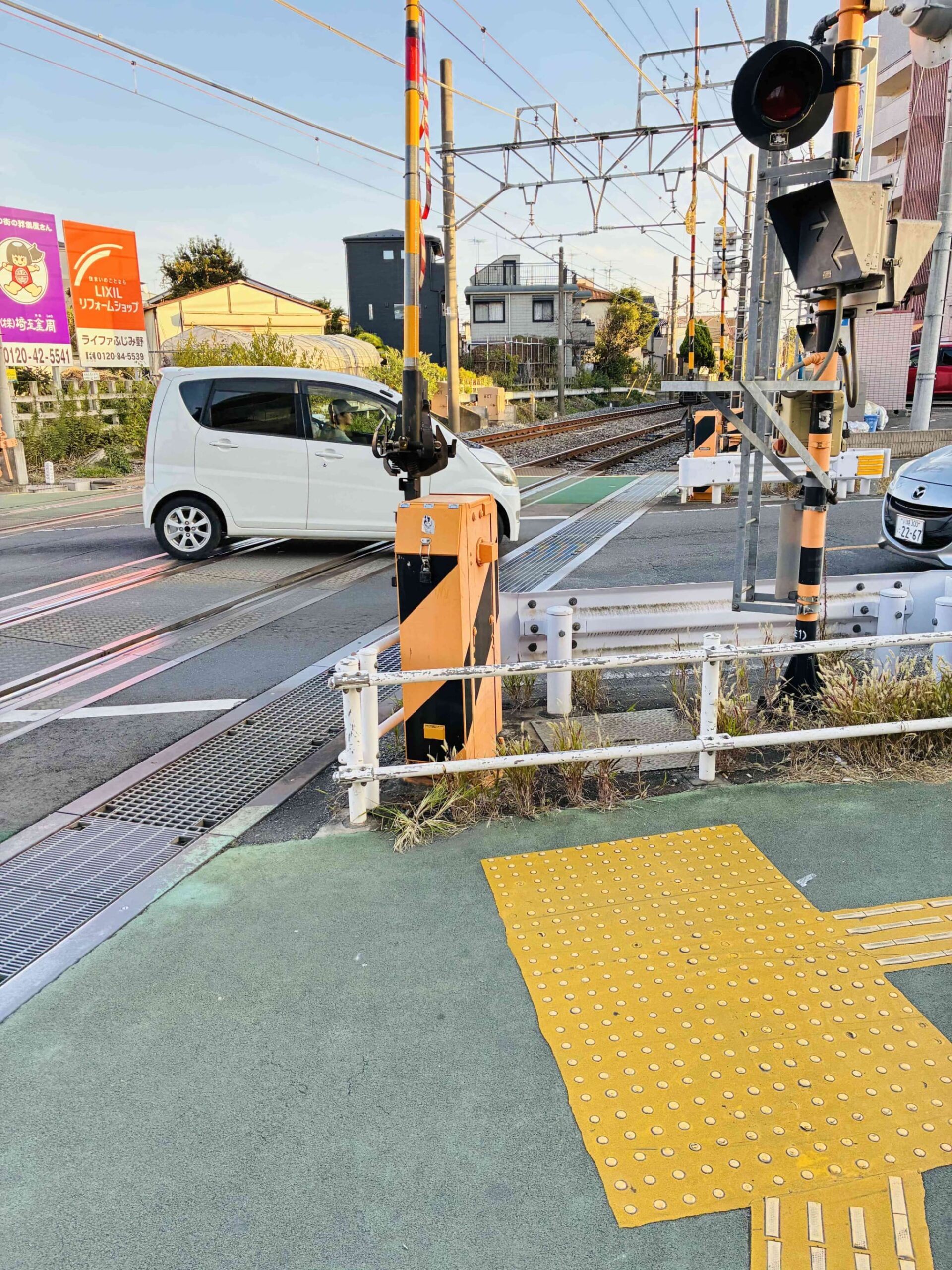 細道を真っ直ぐ進み踏切に出たら右へ進みます。