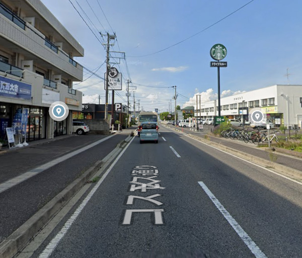 バス停「堤（伊藤ビル(INC 140)前 or みんなのとり食堂前」から画像方向へ直進。