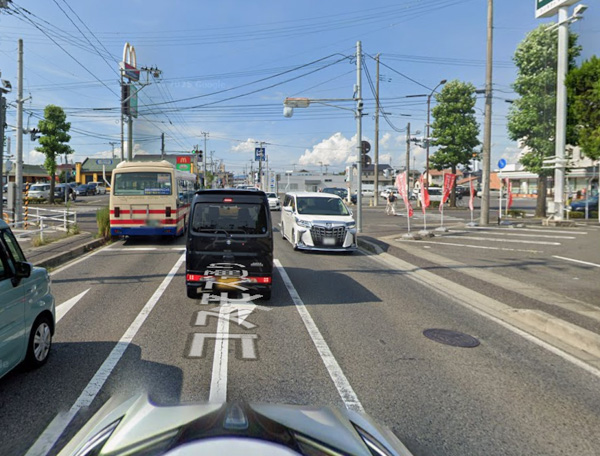 新さくら通りとコスモス通りが交わる交差点を右方向（セブンイレブン、眼鏡市場方向）へ曲がる。