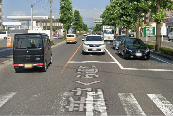 交差点を右折後、眼鏡市場前の歩道を画像方向へ直進。