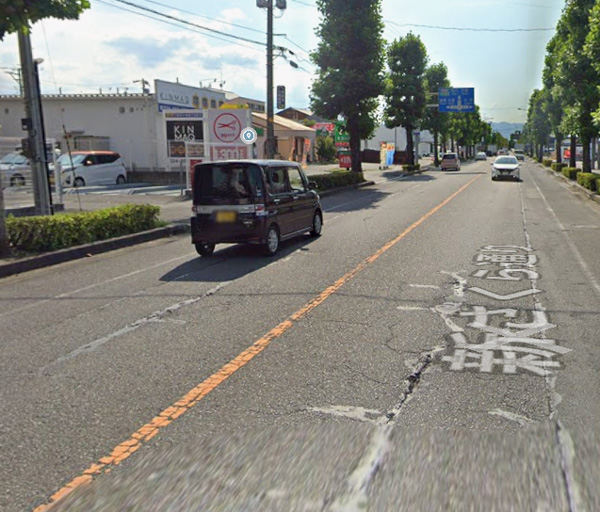 進行方向左手にモスバーガー、３Qカットと同じ敷地内に当院がございます。