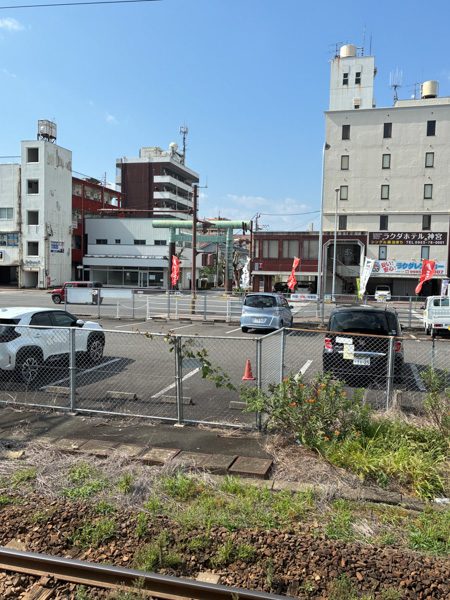 改札を出て正面の信号を渡り、鳥居をくぐって直進します