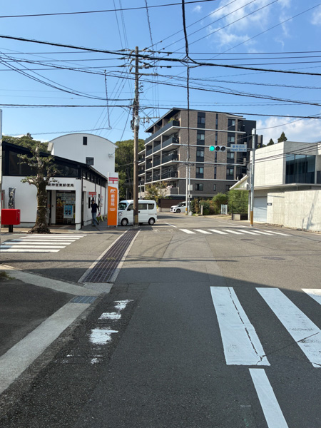 郵便局のある信号を左折し道なりに進みます。