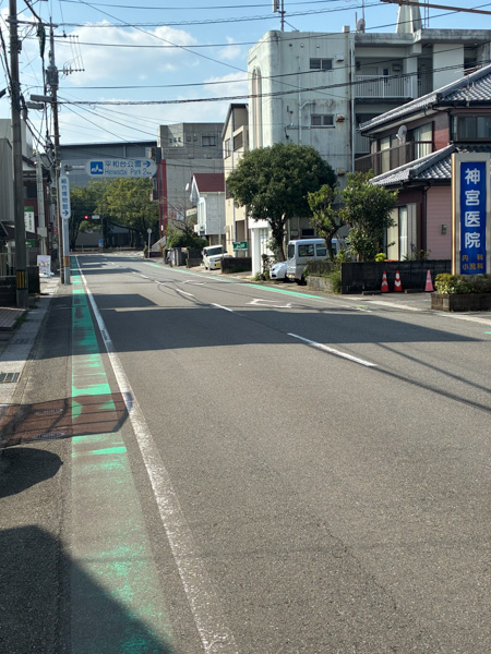 神宮医院さんの看板を過ぎると左手にある2階建てのテナントの1階が当院になります (ブランカジツさんの隣)