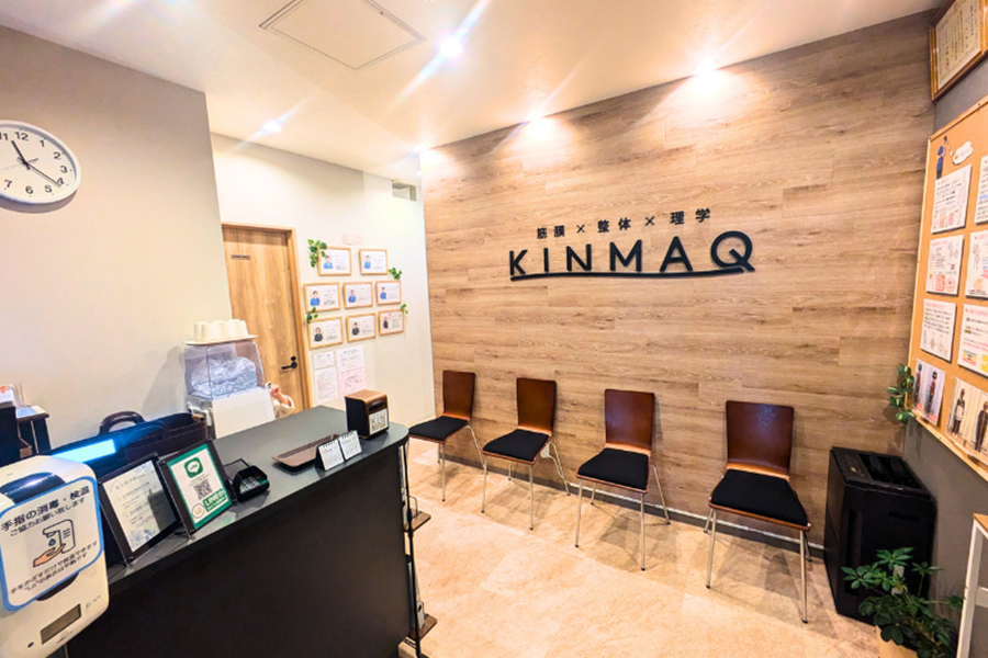 札幌市白石区のKINMAQ整体院札幌白石院の待合室と受付けカウンター