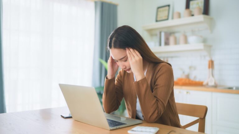 冷えからくる頭痛の原因は？カンタンにできる対処法を5つ紹介