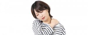 肩こりで手足や腕がしびれるのはなぜ？仕組みや原因、解消法