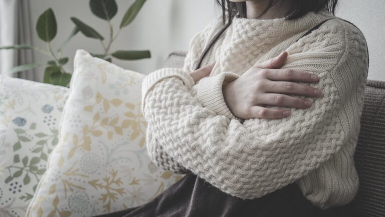 冷えやむくみが起こる原因とは？日常生活でできる予防法も解説