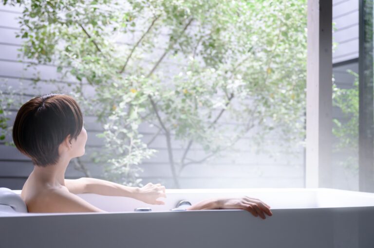 お風呂につかると肩こりを緩和できる？理由と入浴時のポイントを紹介
