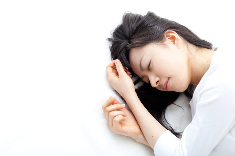 横向きで寝ることと顎関節症の関係は？原因や適切な寝方、予防法を紹介
