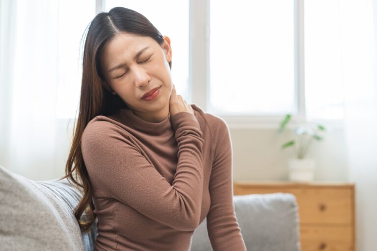 首が回らない原因は？自分でできる対処法と予防法を解説