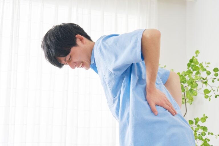 腰が一瞬ピキッ！ぎっくり腰の前兆？原因と予防法を解説