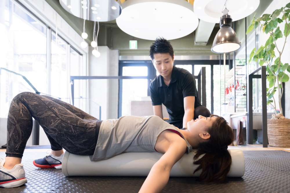 反り腰にフォームローラーは役立つ？反り腰改善エクササイズや注意点も解説