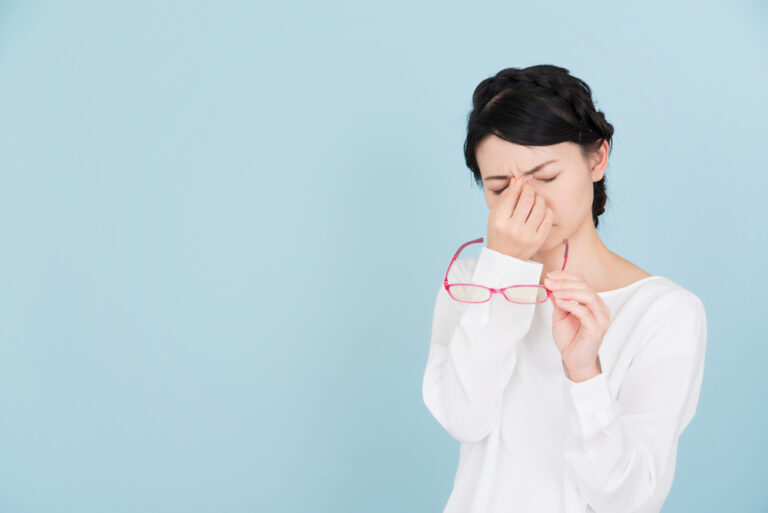 眼精疲労は整体で軽減できる？自分でできる対策も紹介