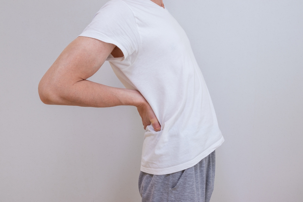 反り腰を改善したい！正しい立ち方や反り腰のセルフチェック、キープする方法も解説