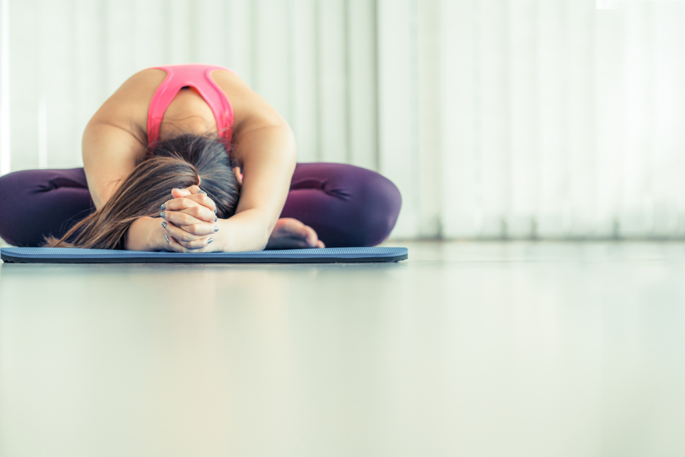 前屈腰痛とは?痛みを引き起こす原因から対処法まで解説