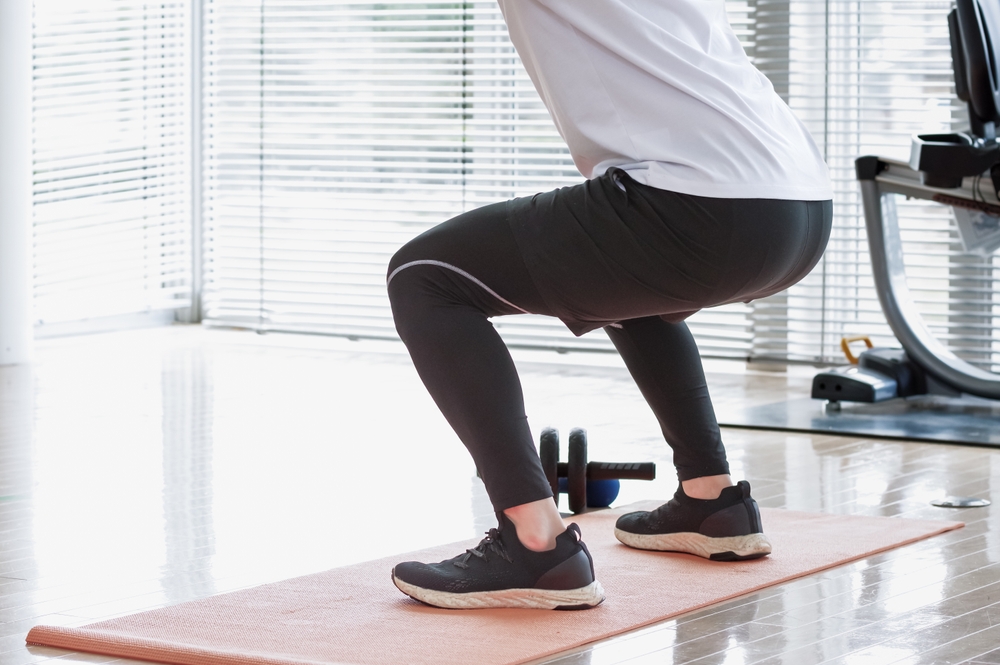 スクワットで腰が痛いのはなぜ？原因やおすすめの筋トレ法を解説