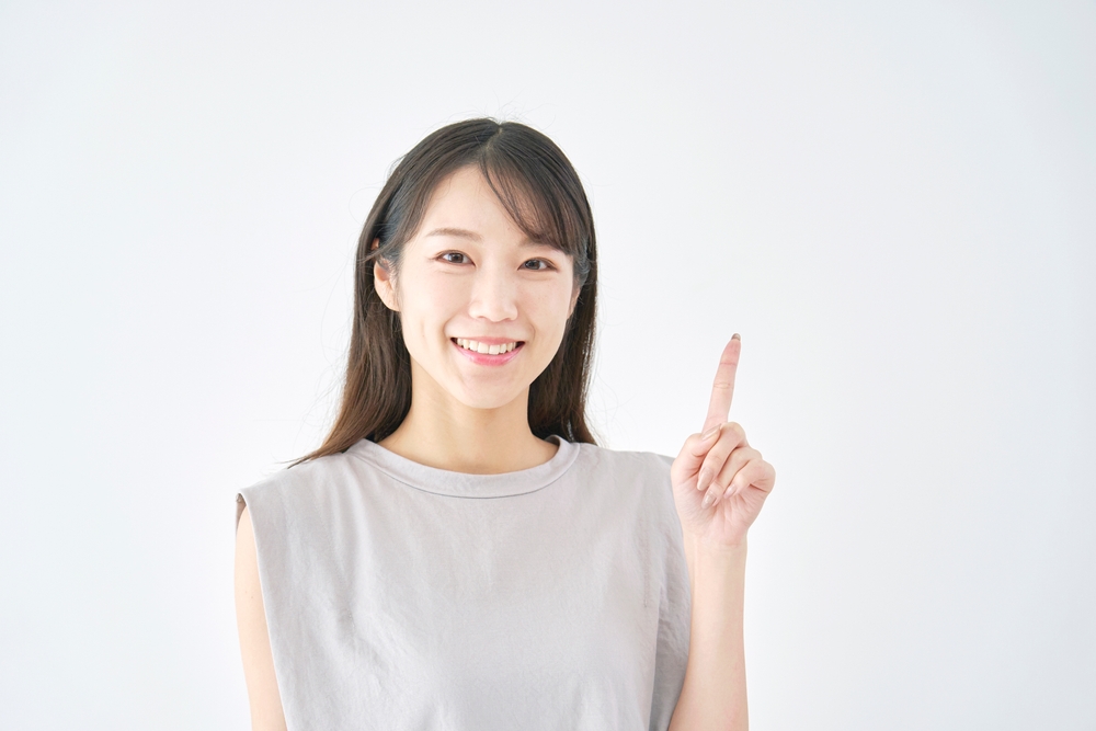 ポイントを指さして説明する笑顔の女性