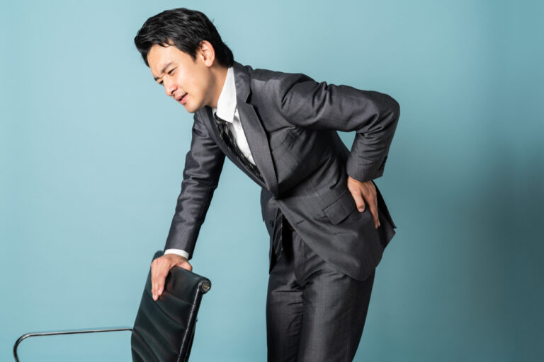 ぎっくり腰になったときの対処法！注意事項と予防策も解説