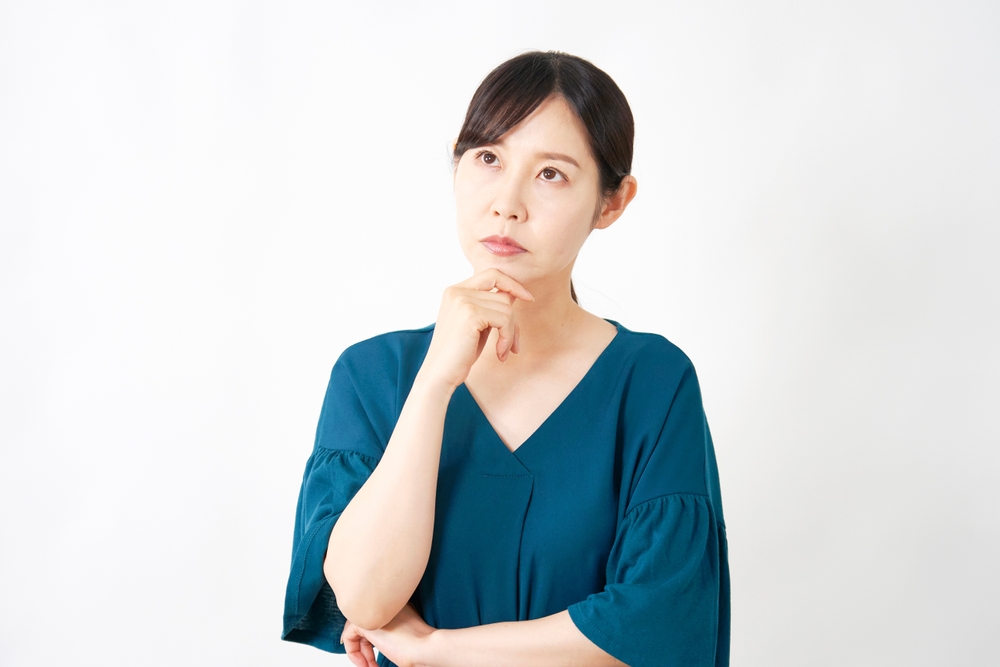 メリットを考える女性