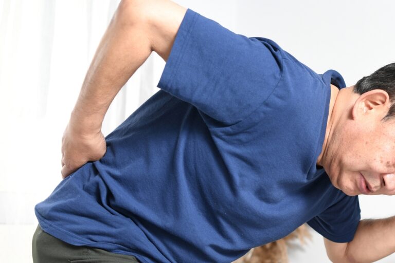 ぎっくり腰の応急処置とは？再発を防ぐ対策と正しい姿勢について解説