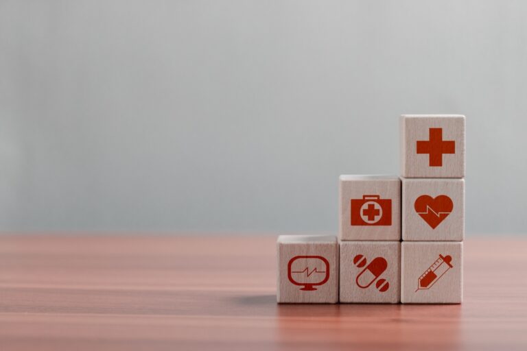 ぎっくり腰の治療に健康保険は適用される？治療具や医療保険についても解説