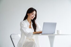 座り方で大転子を引っ込める！意識すべきポイントやNGな座り方も解説