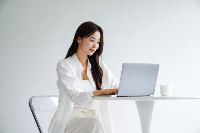 座り方で大転子を引っ込める！意識すべきポイントやNGな座り方も解説