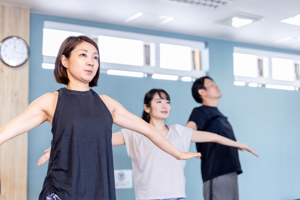 ヨガ教室でヨガをする人たち