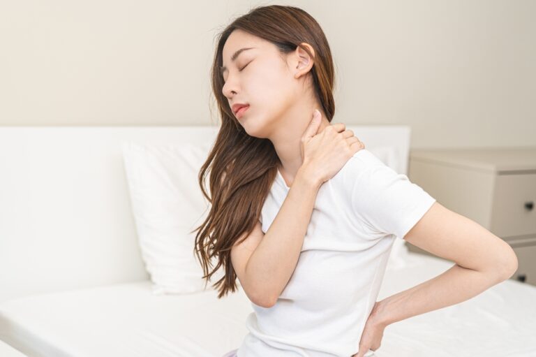 首をボキボキ鳴らすのは危険？音の正体や首こりの対処法を解説