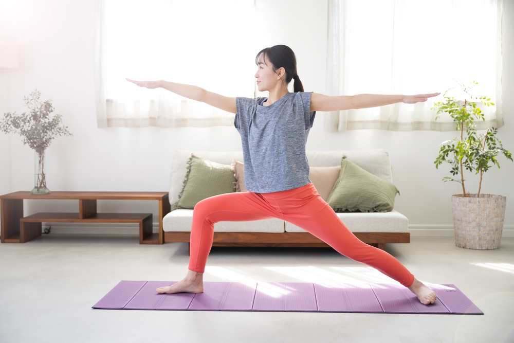 ヨガをする女性