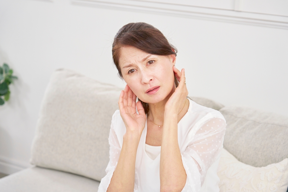 耳鳴りには整体が効果的？症状別の原因や対処法も解説