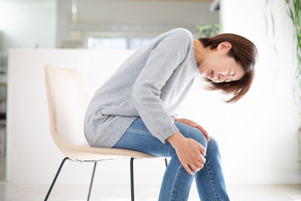 膝の外側が痛い理由は？痛みの緩和や歩けない場合についても解説