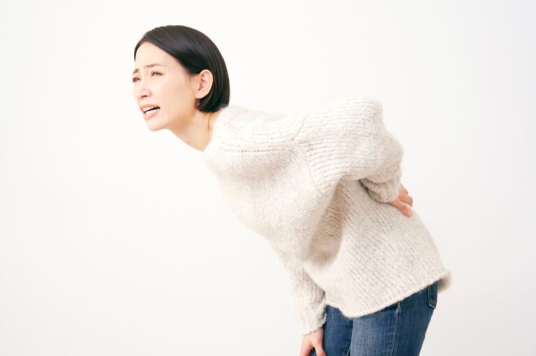 左腰の後ろの痛みが気になる……原因や対処法、受診の目安を解説