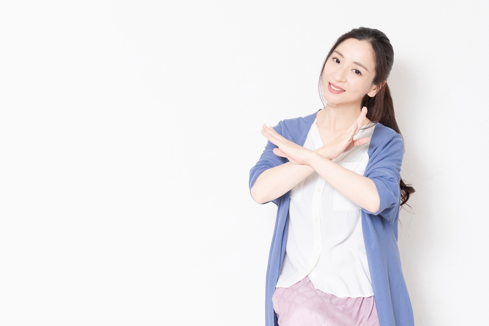 頭痛を引き起こす食べ物に注意を促す女性