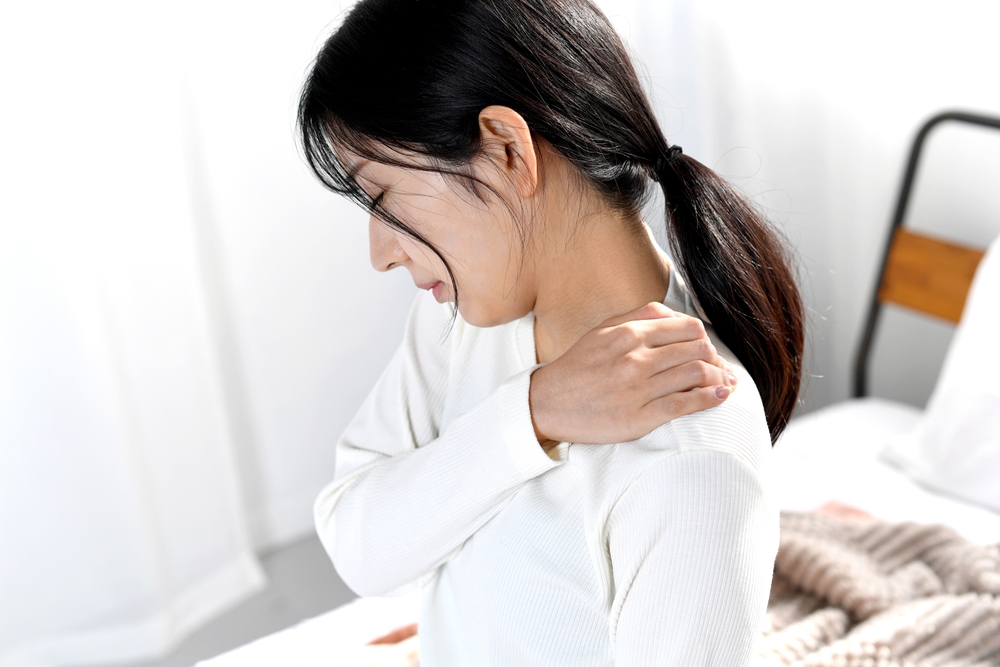 バンザイ寝が身体に及ぼす影響