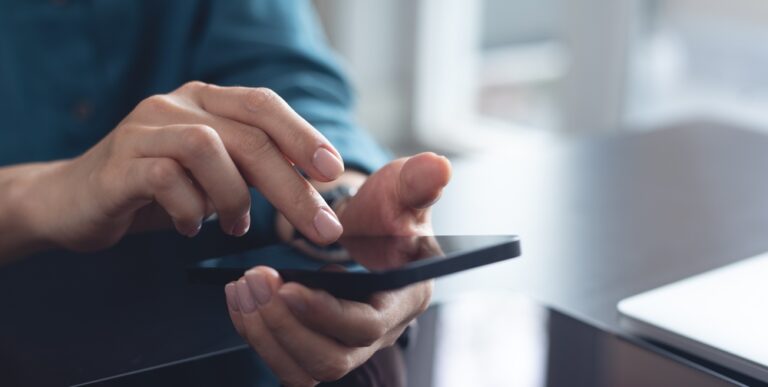 スマホ指の原因は？正しい持ち方や痛みを予防するストレッチを紹介