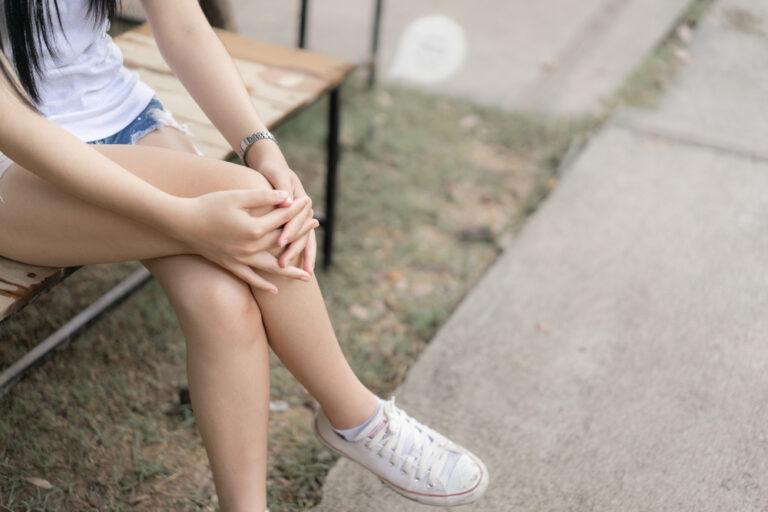 足を組むデメリットと対策法を解説！身体の傾きを改善する方法は？