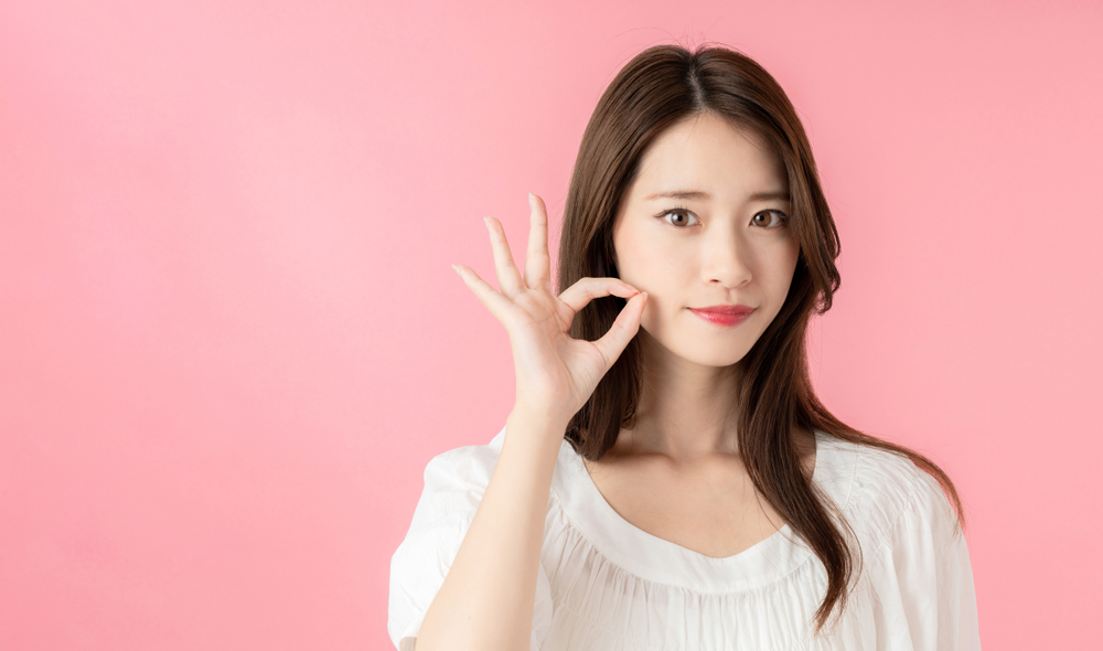 頭痛に効く食べ物7選を紹介する女性