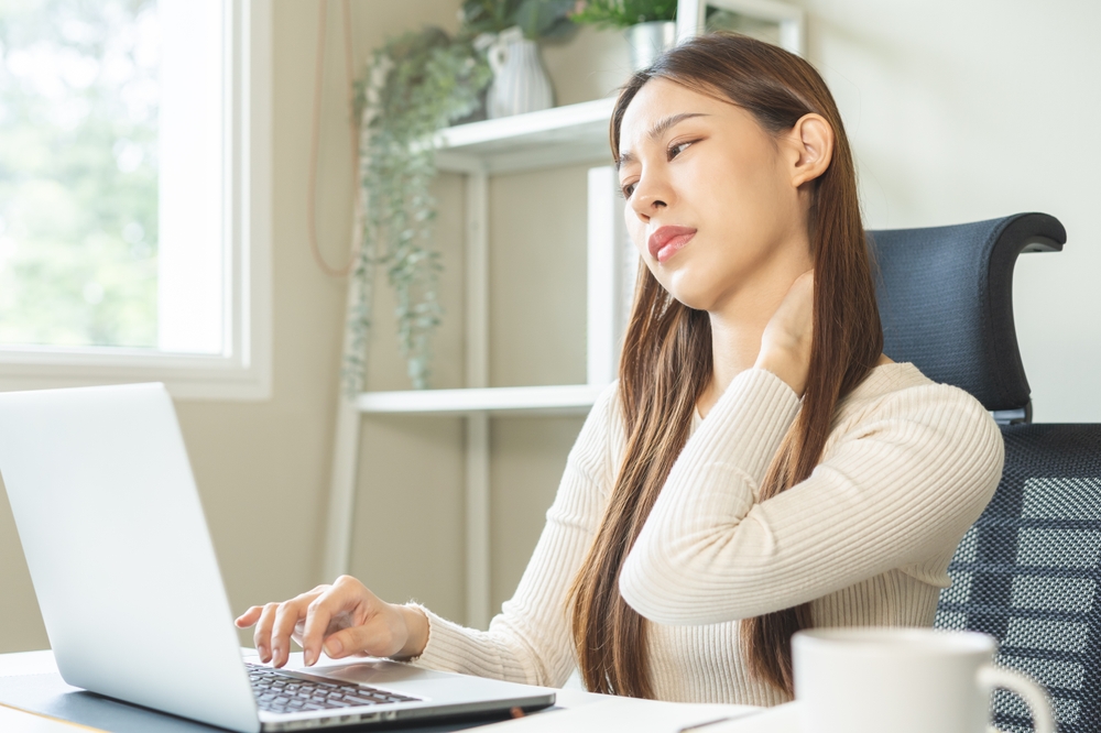 首を気にしている女性