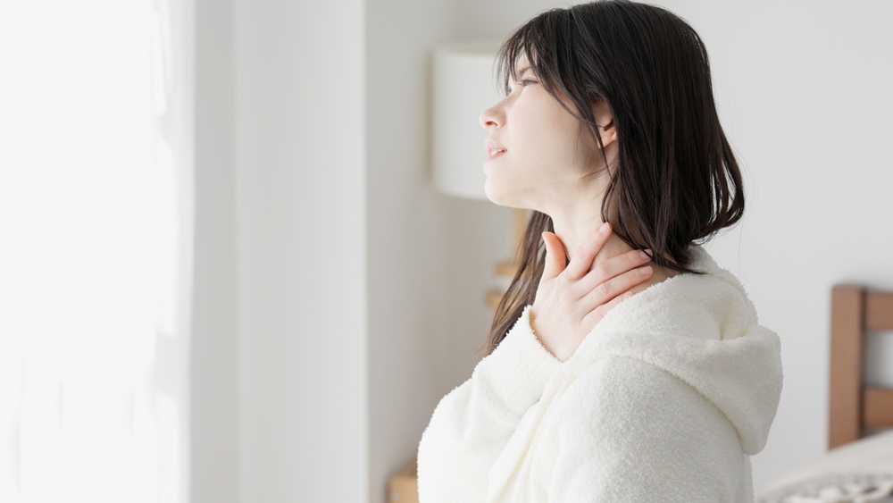 寝違えに湿布は有効？痛みを和らげる方法を解説