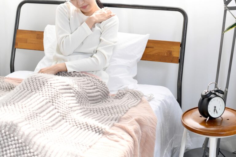 朝起きると肩が凝っているのはなぜ？原因や改善策を詳しく紹介