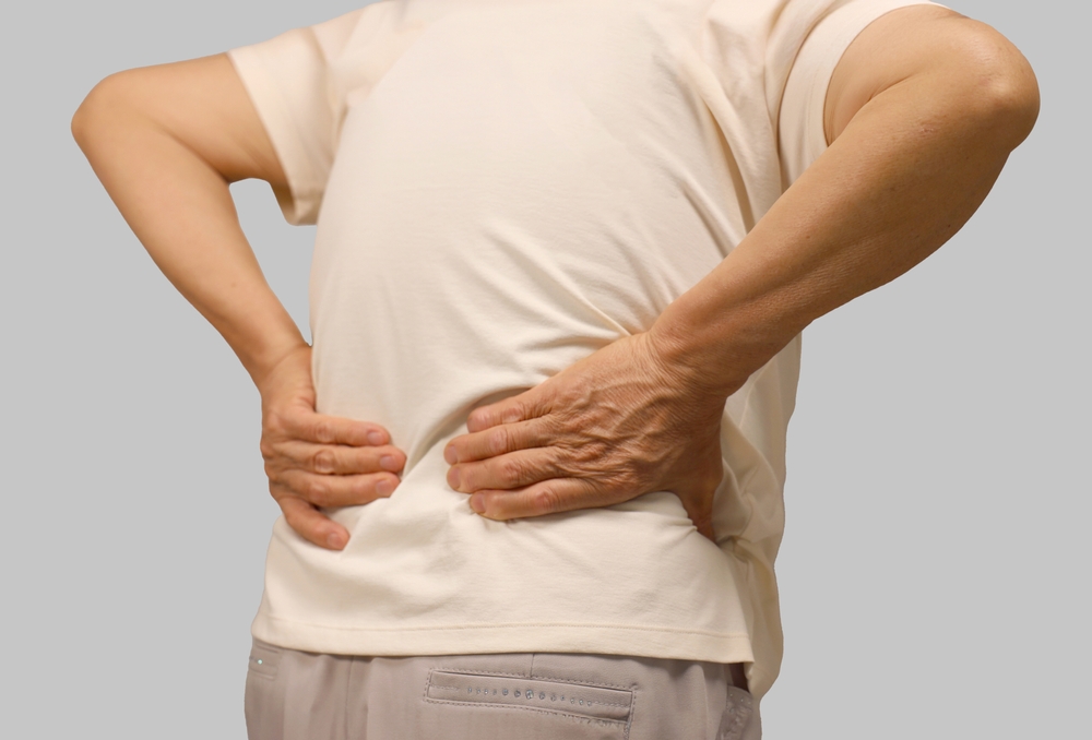 腰を抑える男性