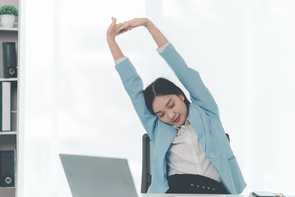 伸びをしている女性